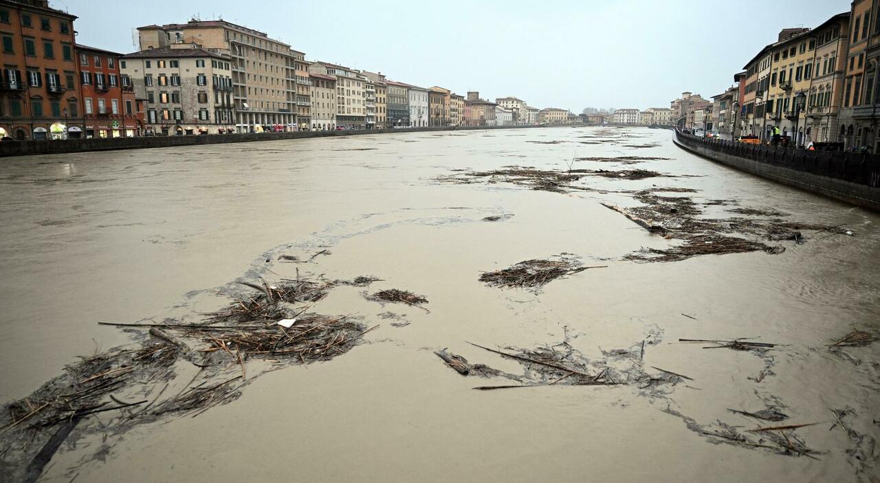 Maltempo, sabato di paura: allerta rossa e incubo alluvioni, oggi scuole e aziende chiuse. Ecco dove