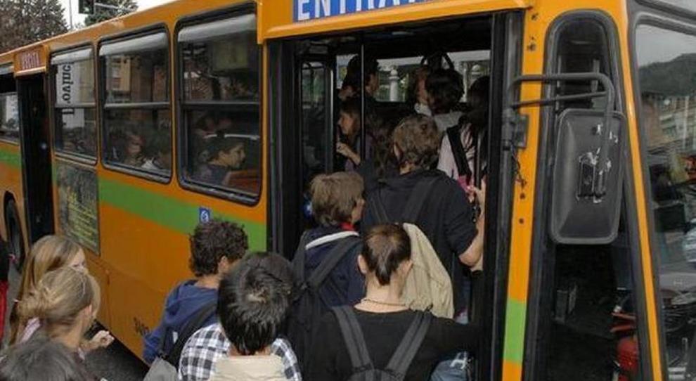 Un autobus pieno di pendolari