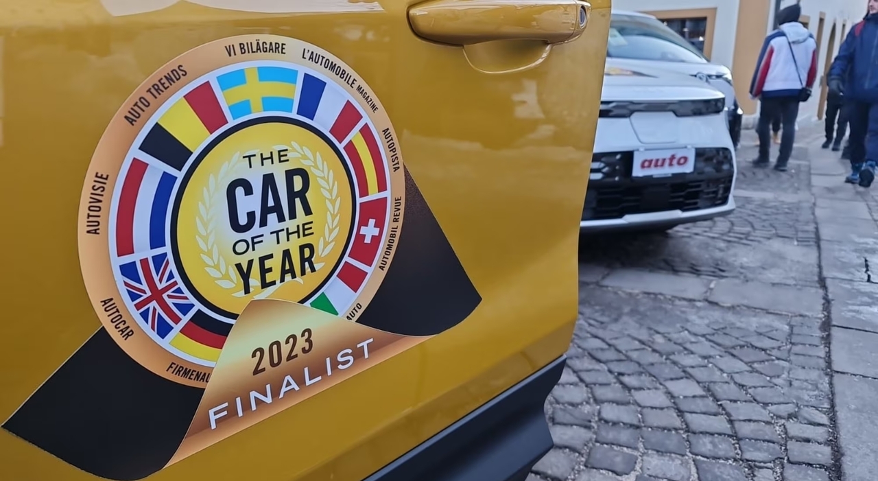 Il logo del Car of the Year 2023 su una delle auto finaliste