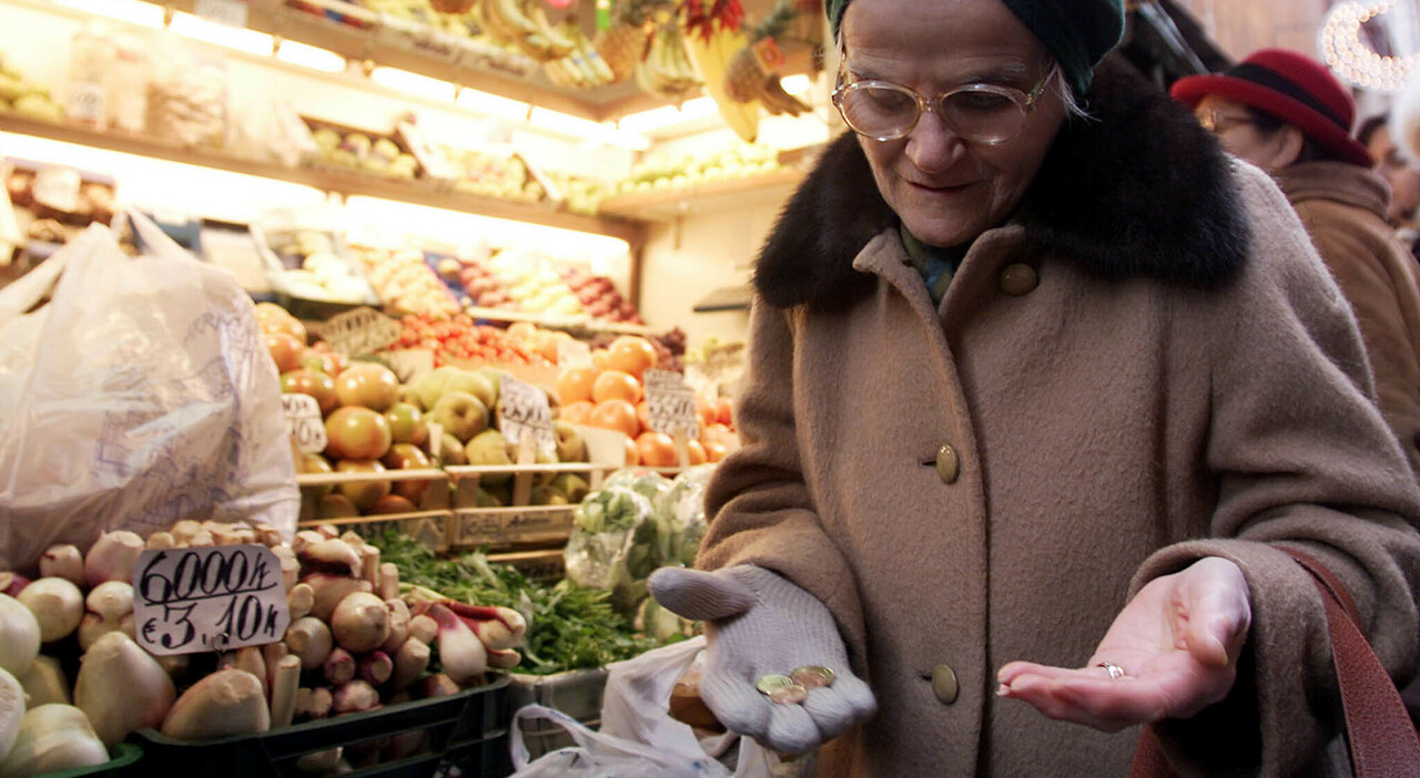 Carovita, 300 euro in più al mese per pagare spesa, bollette e trasporti. Il salasso maggiore al supermercato. E così si risparmia sulla salute