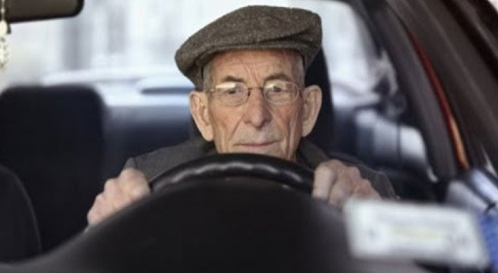 Un conducente in età avanzata