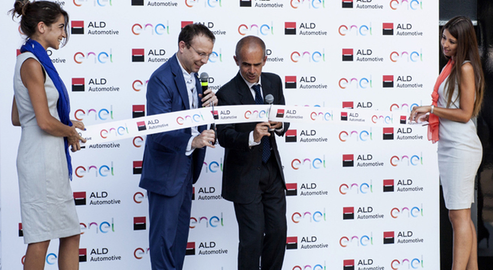 Il taglio del nastro del primo Base ALD di Andrea Badolati (a destra) ad di ALD automotive e Francesco Venturini, direttore divisione Global E-Solutions di Enel