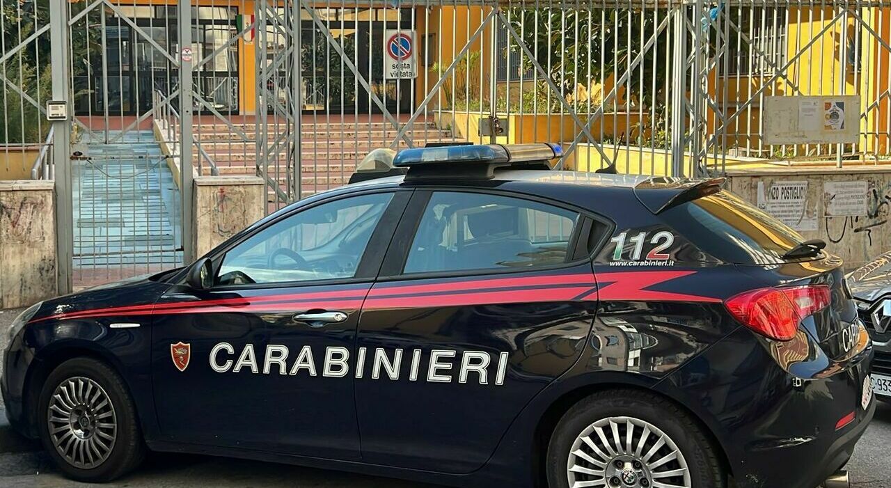 Napoli, due rapine ai benzinai in pochi minuti: caccia ai banditi