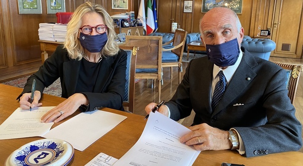 La firma dell'accordo tra Monica Mailander Macaluso, presidente della Fondazione Gino Macaluso, ed il presidente Aci, Angelo Sticchi Damiani