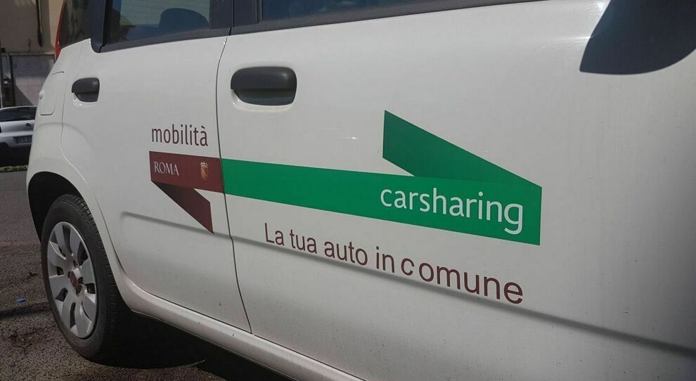 Un'auto del car sharing a roma