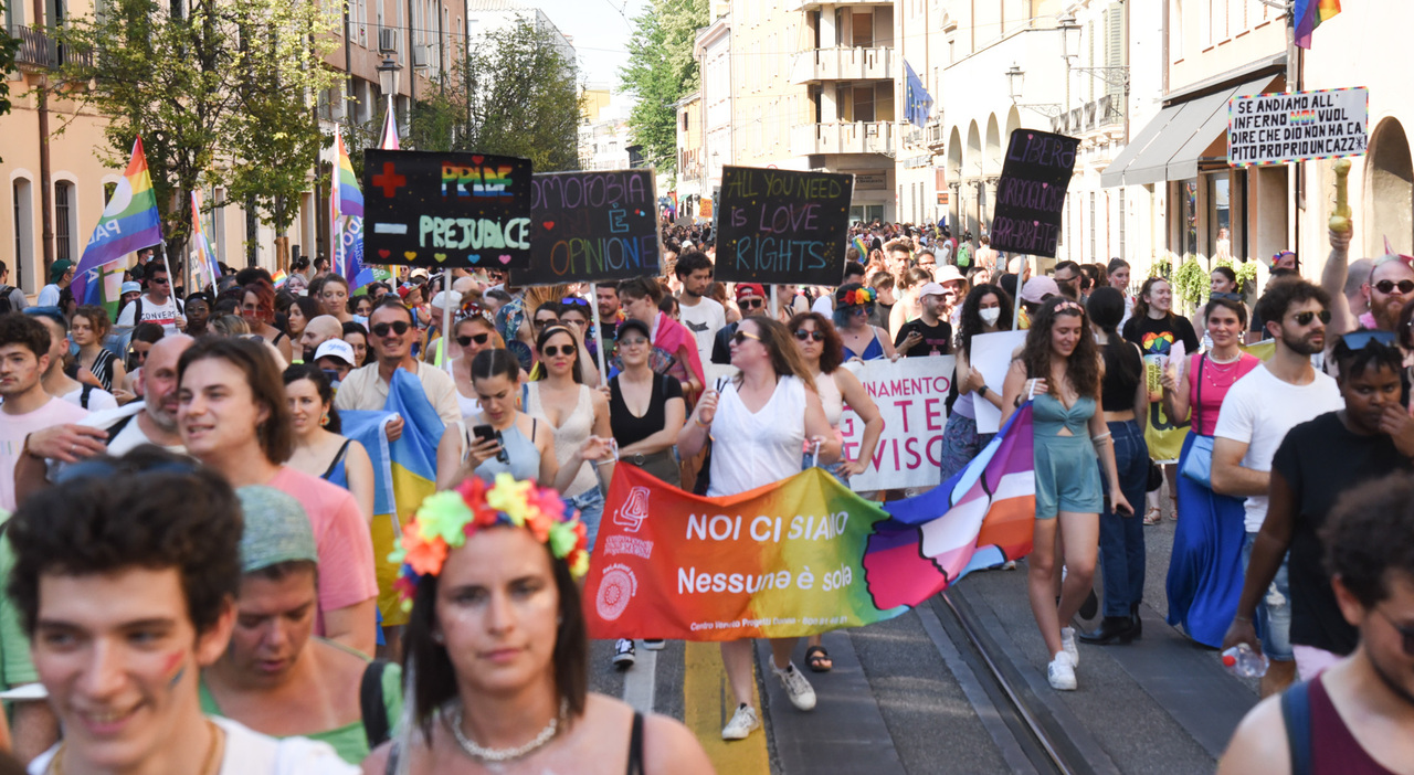 Fvg Pride, arriva la colorata parata per i diritti a Lignano. I negozianti:  «Cè tanta curiosità per le ricadute»