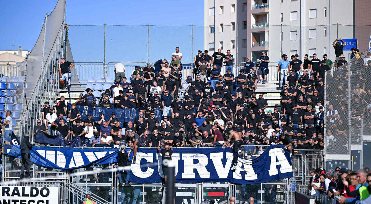 Cagliari Napoli, scontri tra i tifosi allo stadio: la squadra e Oriali sotto la curva