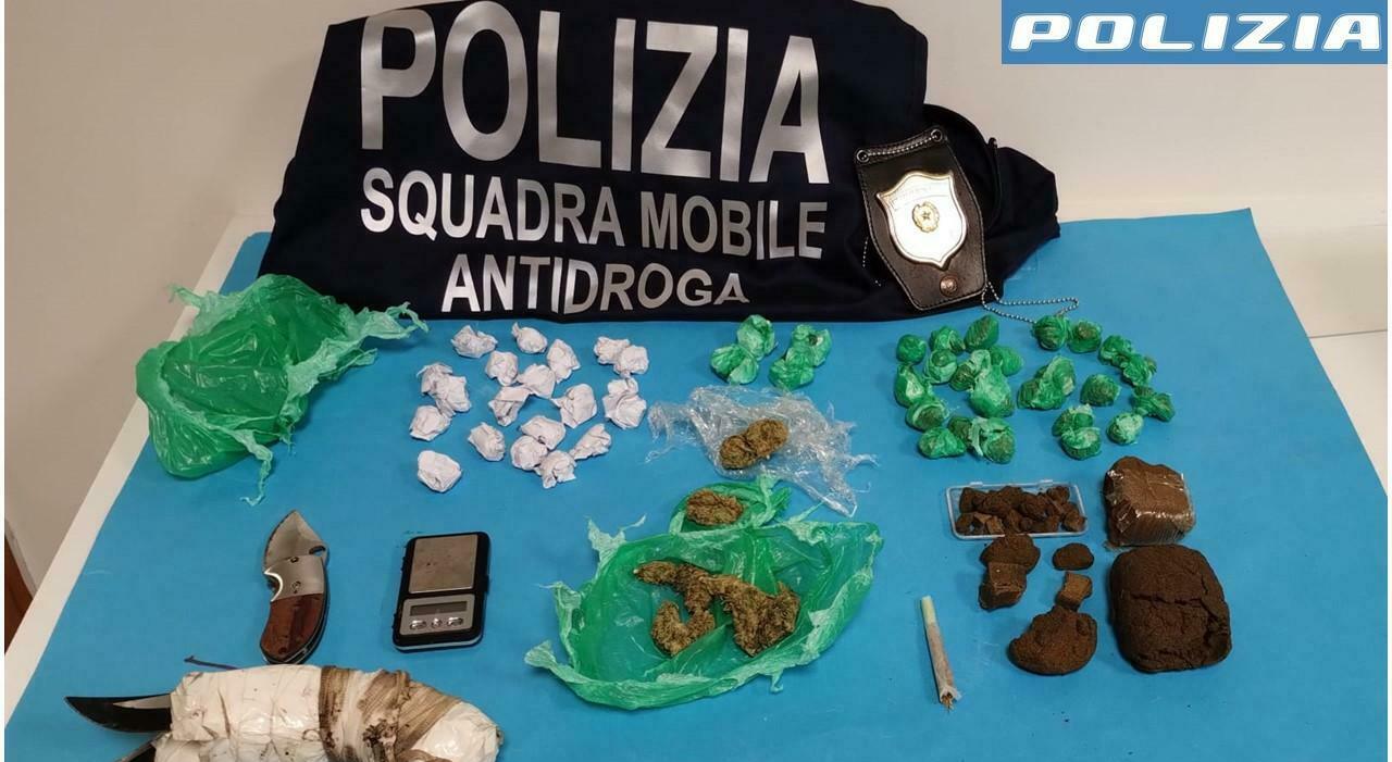 C?è la polizia, butta la droga dalla finestra e colpisce un agente: il pusher 25enne finisce in manette ad Ancona