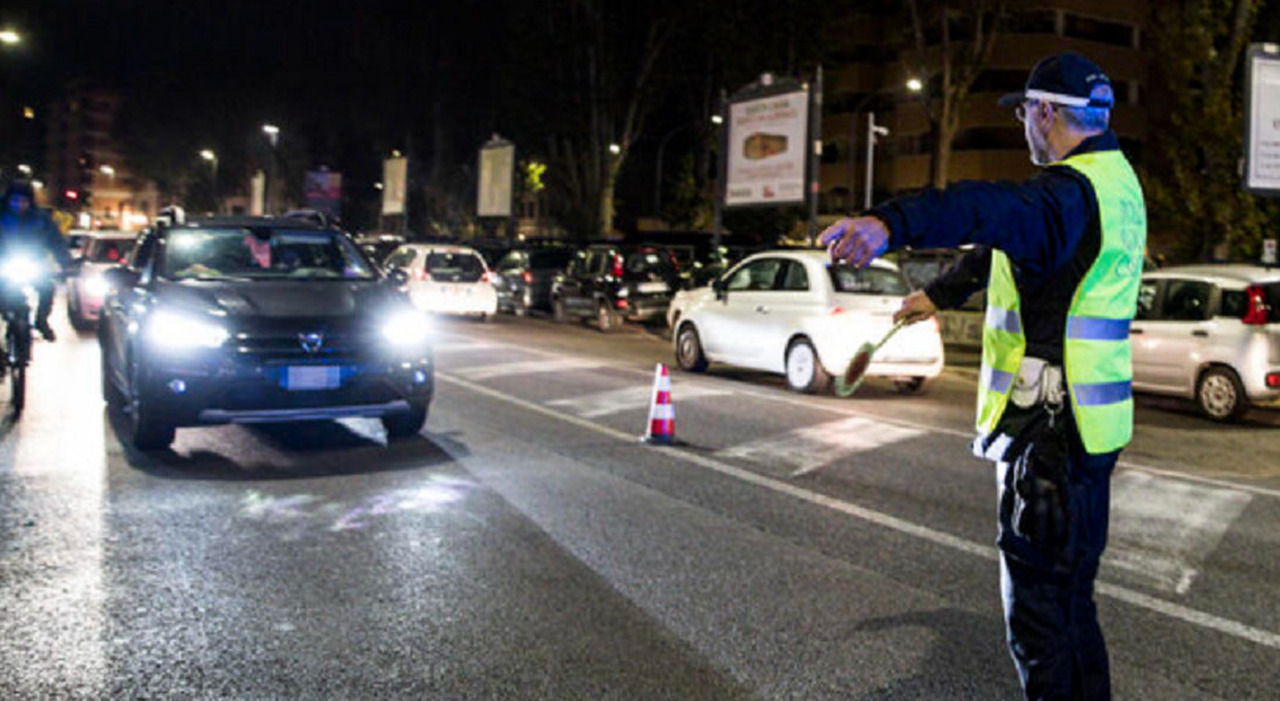 Roma, investito e ucciso a 57 anni mentre attraversa la strada: l