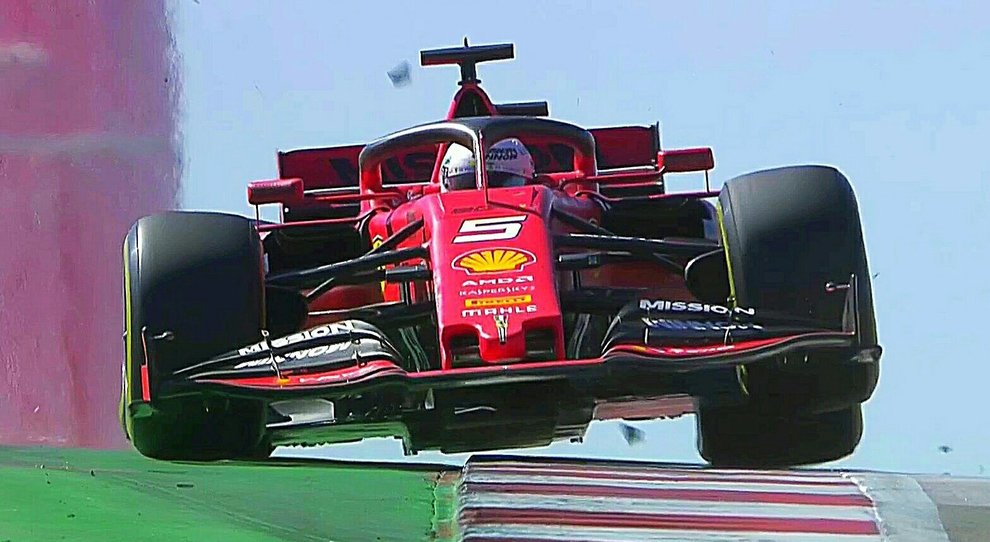 La Ferrari di Sebastian Vettel su uno dei dossi del gp di Austin