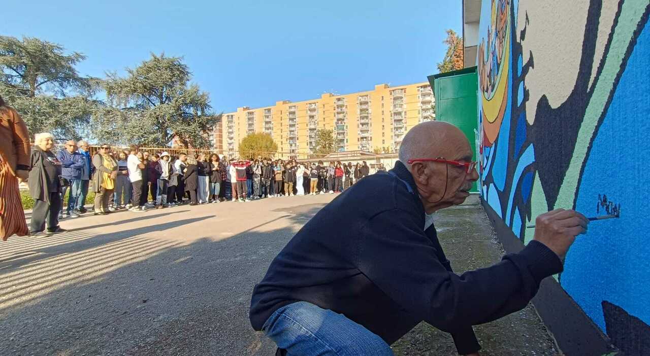 Il murale di Mono Carrasco a Scampia: «Il partigiano e il poeta»