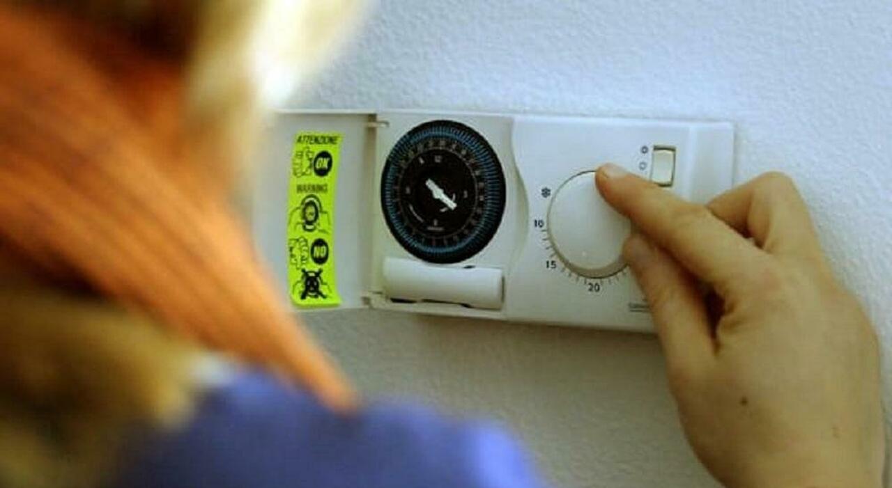 Termosifoni spenti e acqua razionata in casa per risparmiare: denunciato dalla moglie