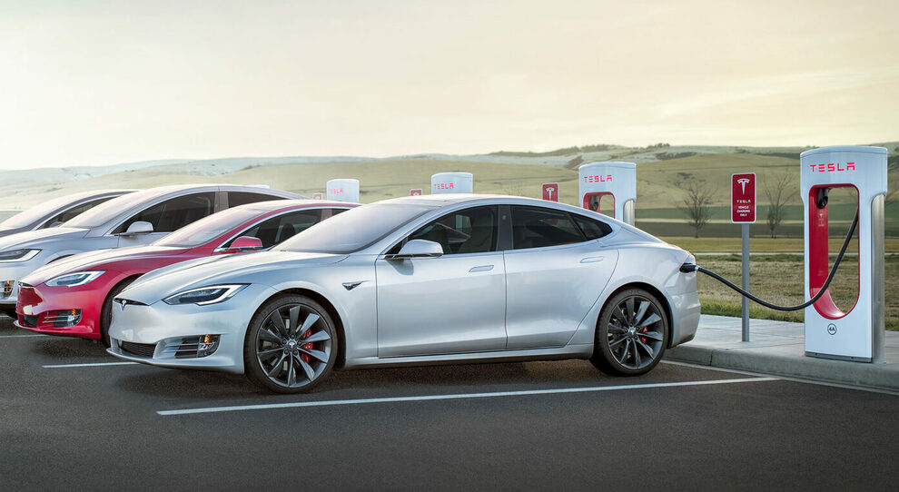 Un stazione di ricarica Tesla con tecnologia supercharge