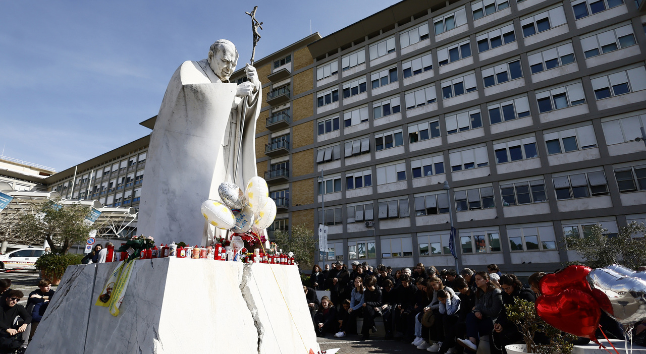 Papa Francesco, come sta veramente? Andreoni: «Insufficienza respiratoria si aggrava, ossigeno ad alti flussi necessario»