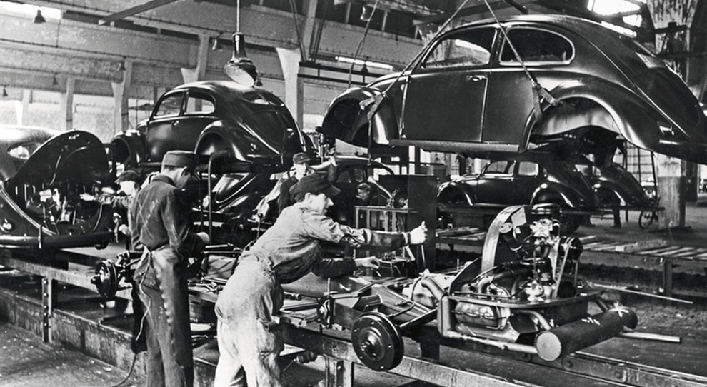 La produzione del Maggiolino Volkswagen nell fabbrica di Wolfsburg