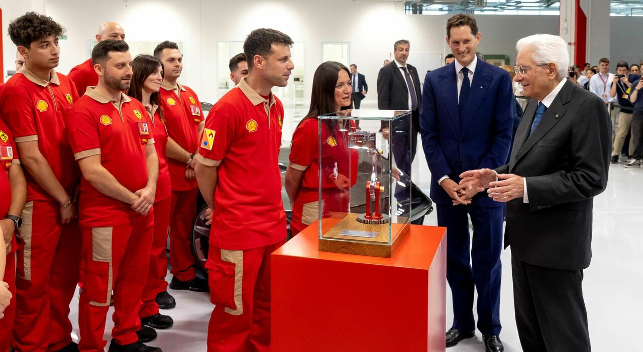 Il Presidente Mattarella con John Elkan all'inaugurazione dell'e-building Ferrari con i dipendenti di Maranello