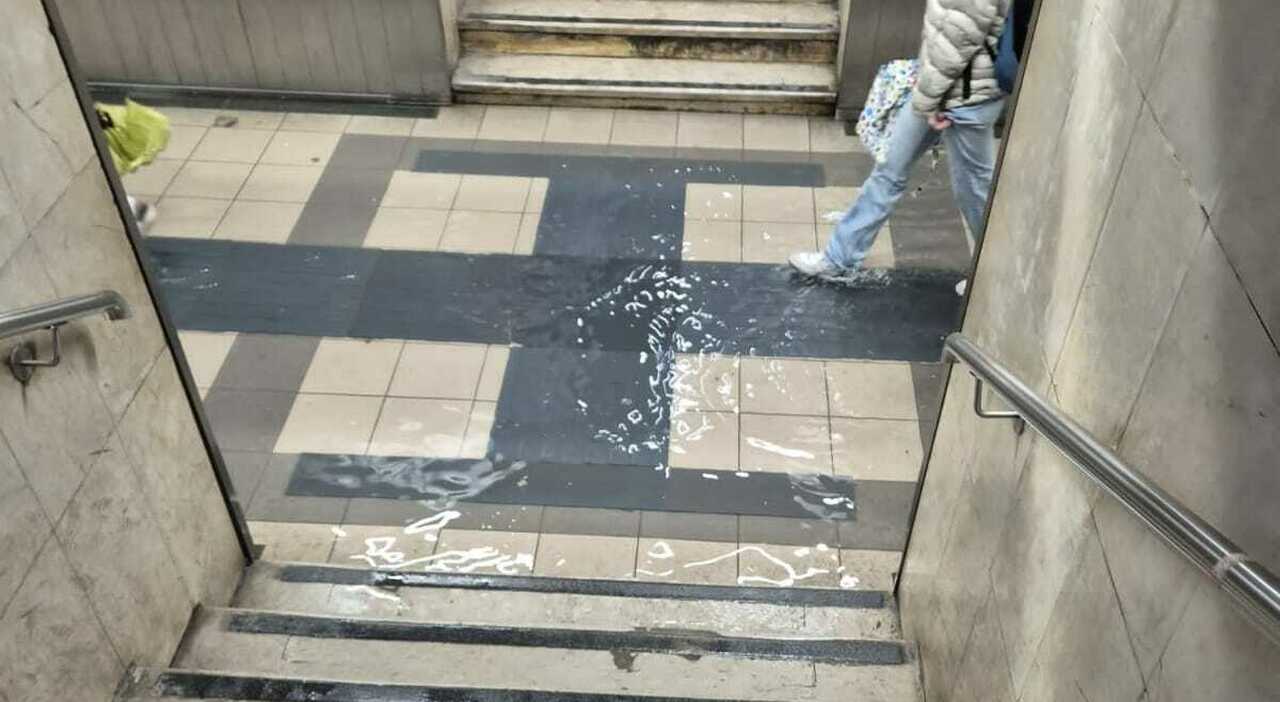 Maltempo, sottopasso della stazione di nuovo allagato. Su via Schiavonesca un lampione cade in mezzo alla strada