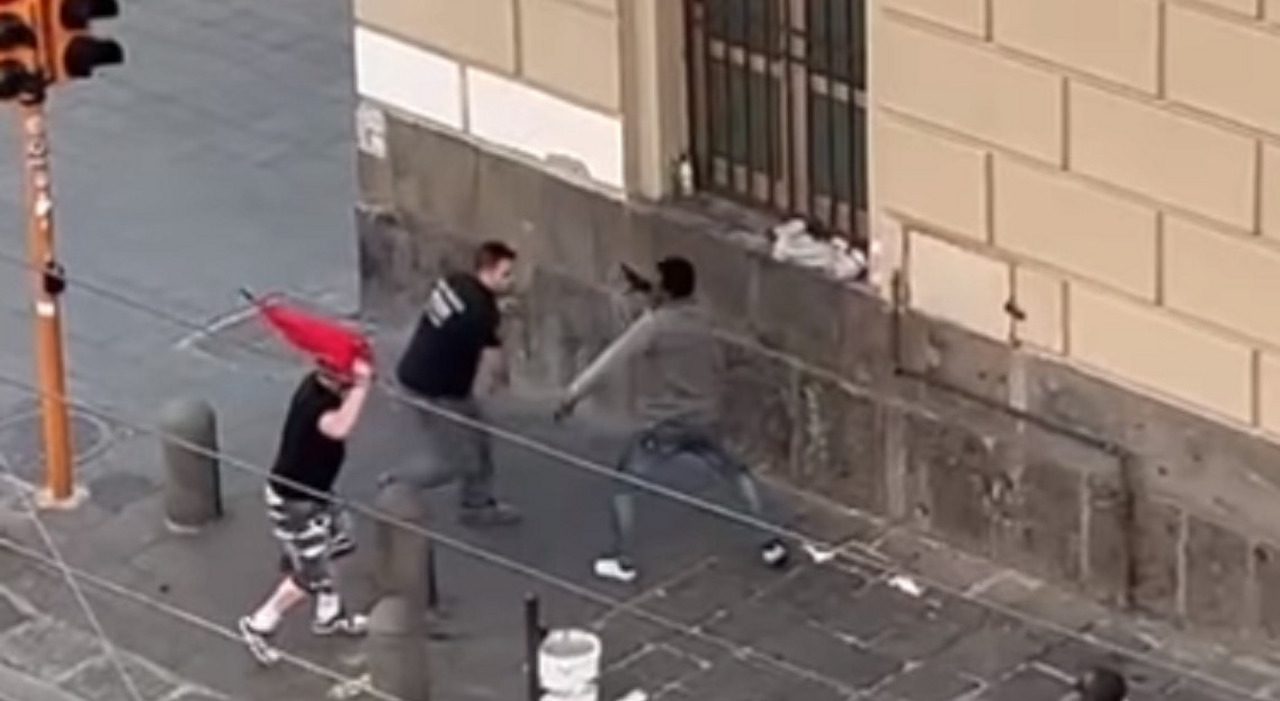 Napoli, corso Garibaldi: lite tra lavavetri e automobilisti finisce con un pestaggio