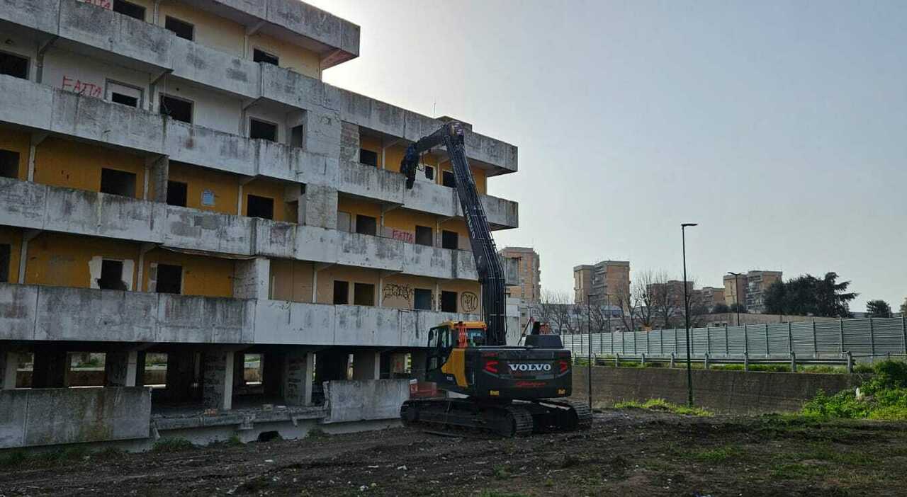 Vela Gialla di Scampia, tutto pronto per la demolizione: una pinza meccanica abbatterà il simbolo di Gomorra