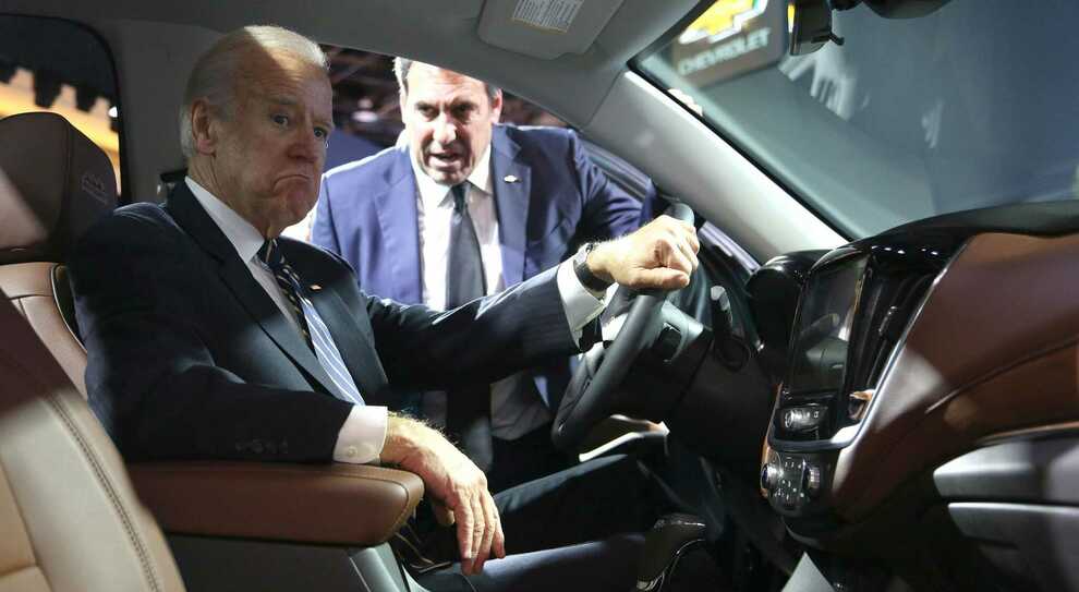 Joe Biden a bordo di un'auto. Il neo presidente americano è un appassionato di automobili