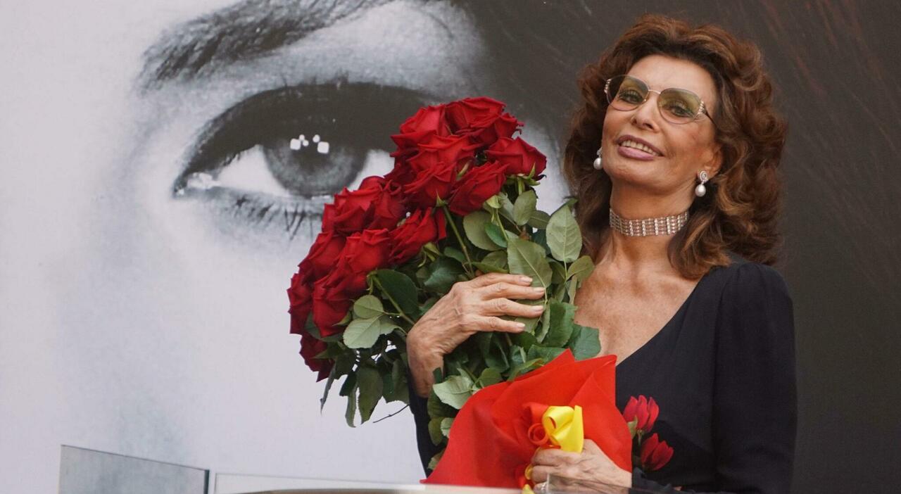 Sophia Loren commuove Hollywood: «Qua mi sento a casa, il cinema è stata la mia terapia contro la fame e la paura»