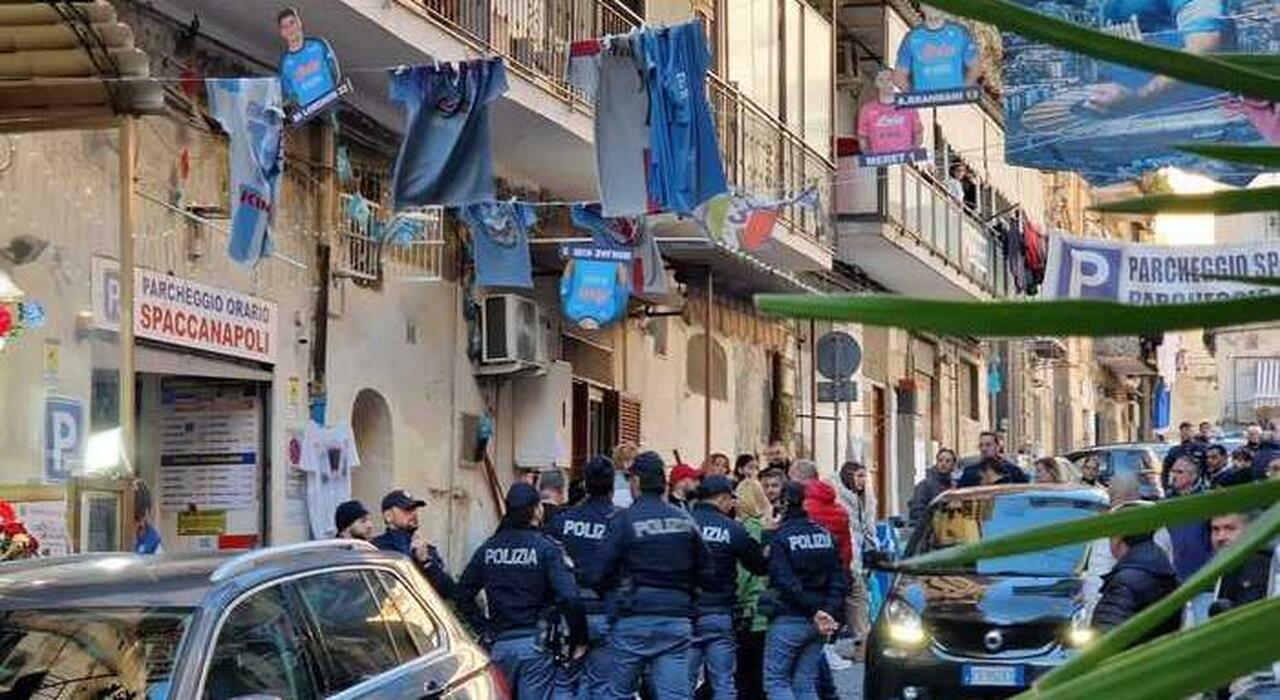 Napoli, Forcella, botte a Borrelli dagli abusivi della sosta:
«Pugni anche alla scorta», un arresto