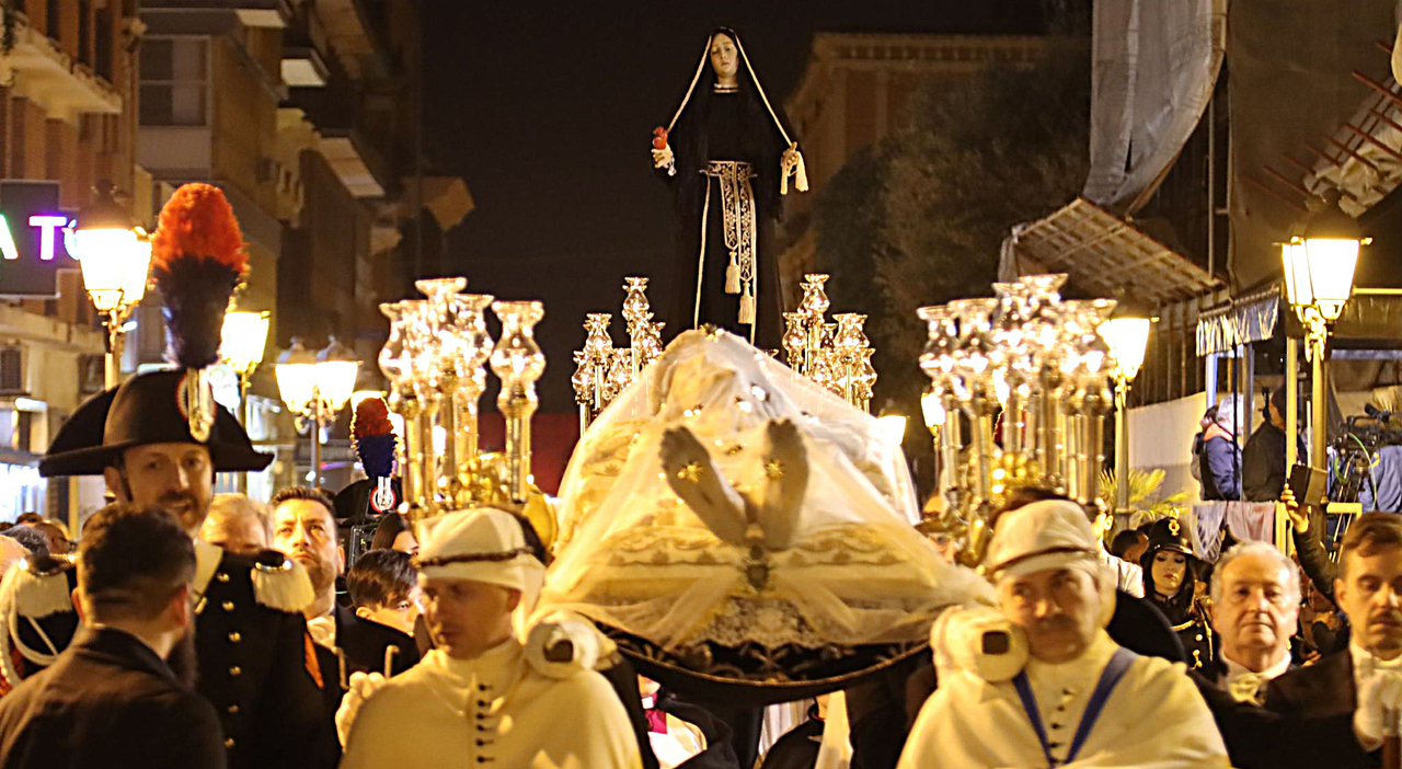 Riti della Settimana Santa | la processione del venerdì nelle città