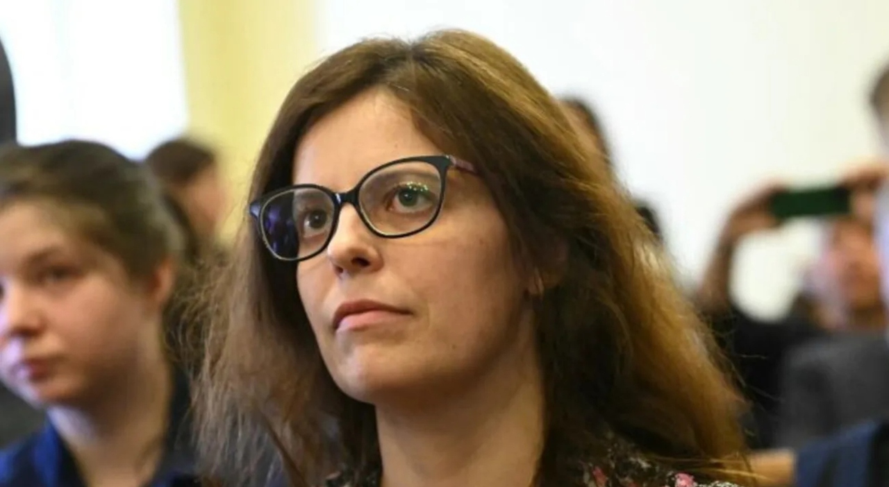 Ilaria Salis è uscita dal carcere: trasferita ai domiciliari a Budapest dopo 15 mesi di detenzione. Il papà: «Finalmente la riabbraccio»