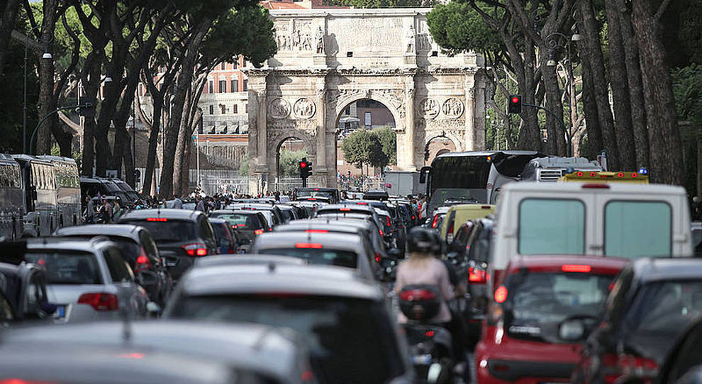 Stop alle auto a Roma, circolazione vietata per tre giorni: tutto quello che c’è da sapere