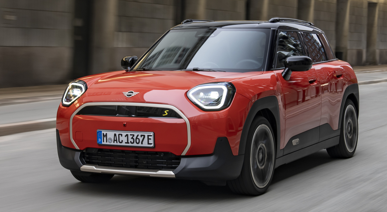 La Mini Aceman infatti arriva in un segmento che è in crescita per volumi di vendita e numero di concorrenti e dove la personalità Mini può fare la differenza.