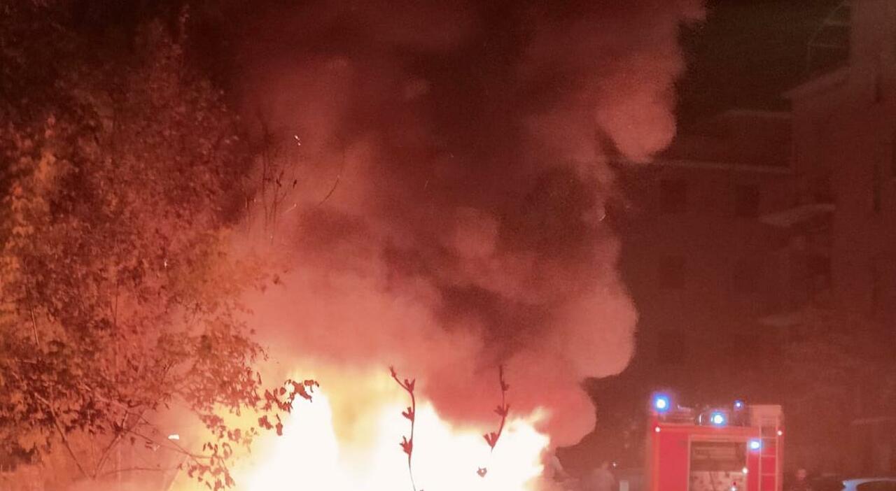 Fiamme a Centocelle: Scoperta incendiaria e ricerca del colpevole dopo l’incendio di cinque auto!