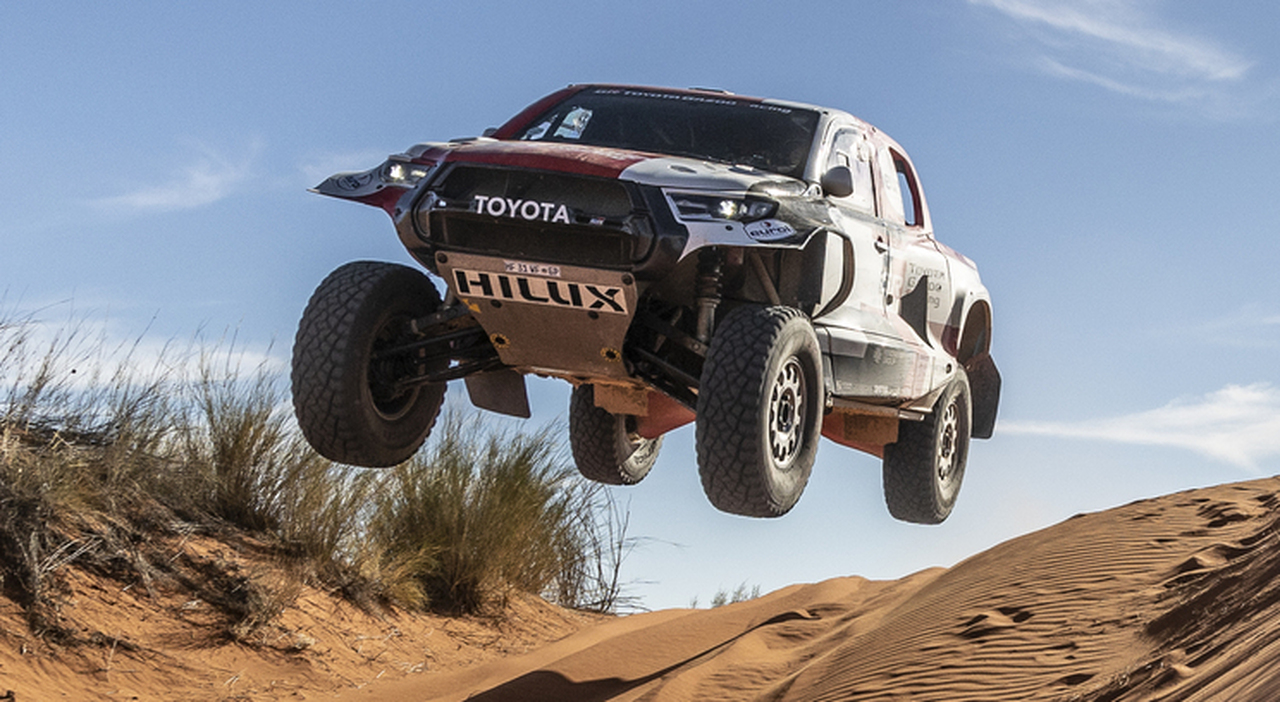 La Toyota GR DKR Hilux T1+ nel deserto della Namibia per i collaudi che hanno permesso di mettere a punto il nuovo assetto e l'inedito motore V6 3.5 biturbo