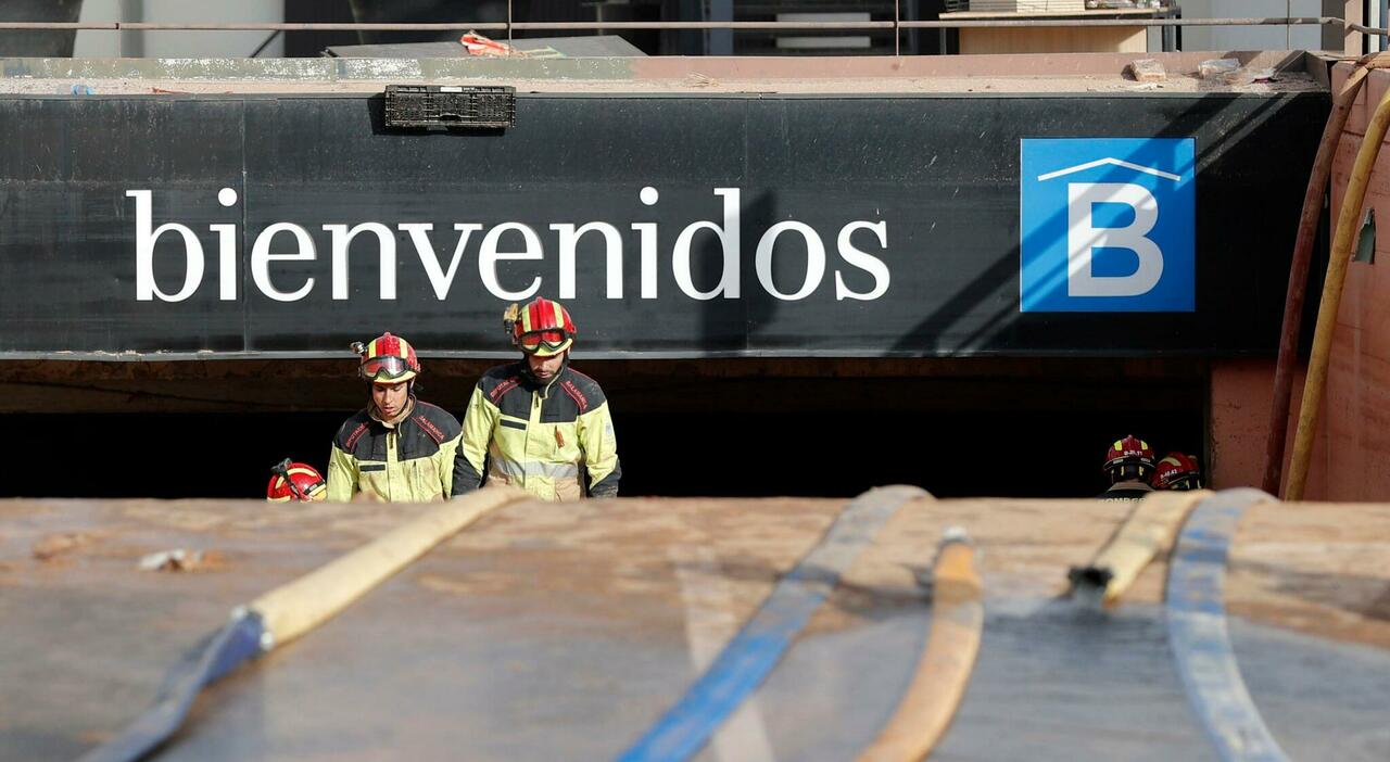 epa11698482 Firefighters pump out water from a flooded underground parking garage at Bonaire mall in Valencia, eastern Spain 03 November 2024. Rains have left more than 200 dead, an undetermined number of missing people, and widespread damage,...