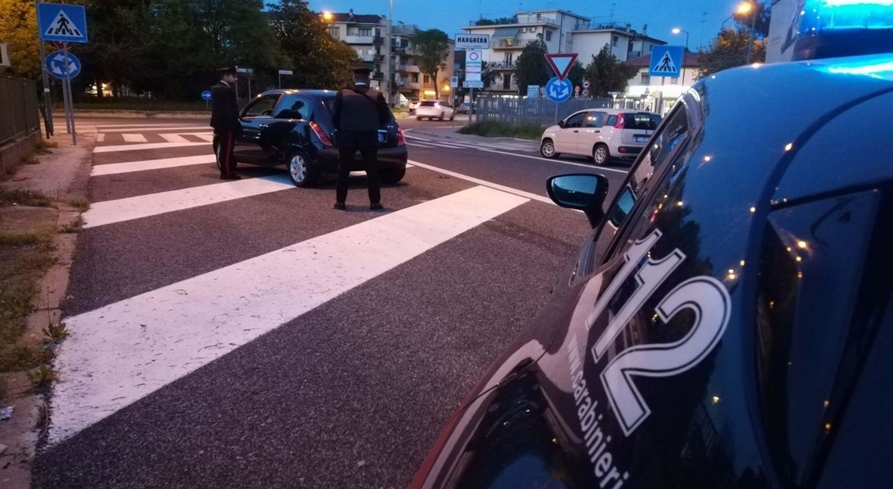 Ferito con dieci coltellate, 24enne trovato in un lago di sangue in via Vespucci: è grave. Forse una vendetta