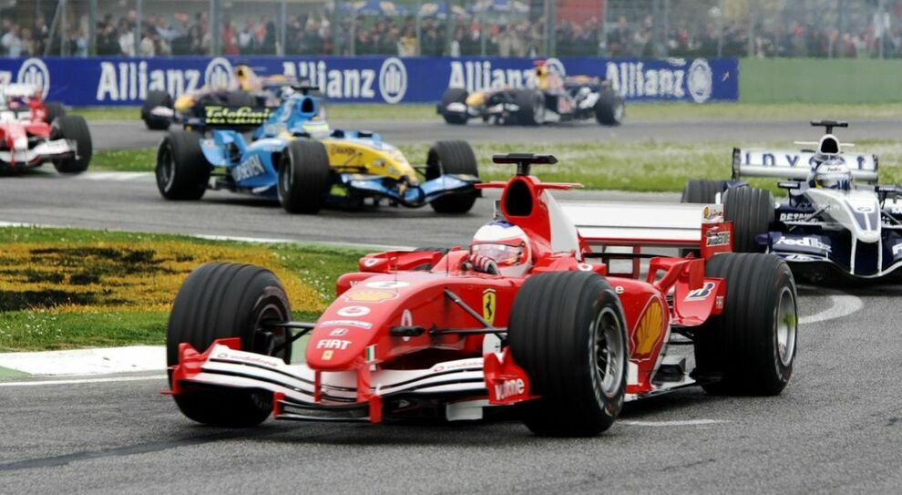 La Ferrari in un vecchio Gp di Imola