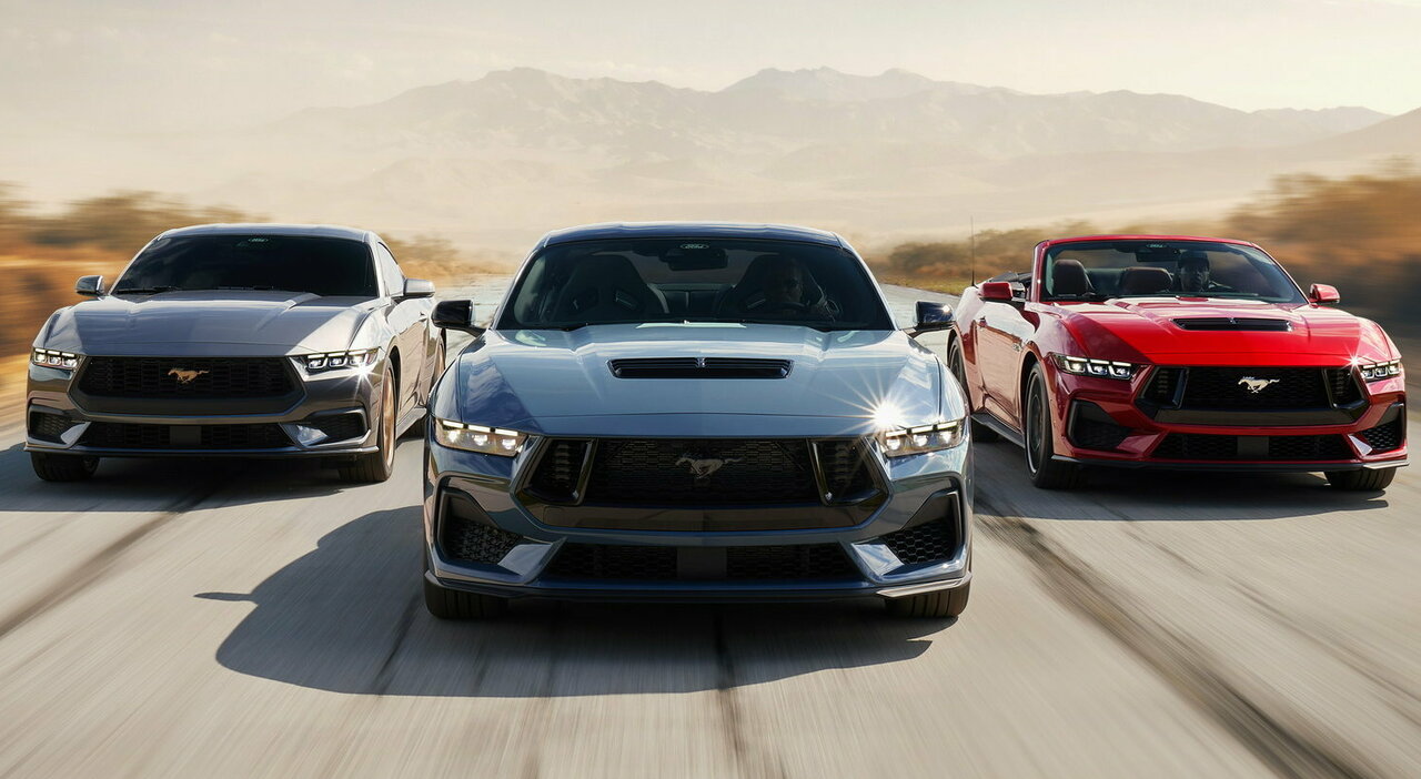 Tre versioni dell'attuale Ford Mustang