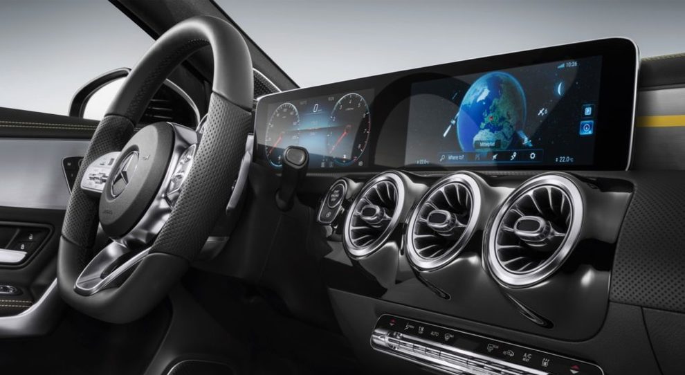 Una plancia con il sistema di infotainment Mercedes-Benz User Experience (MBUX)