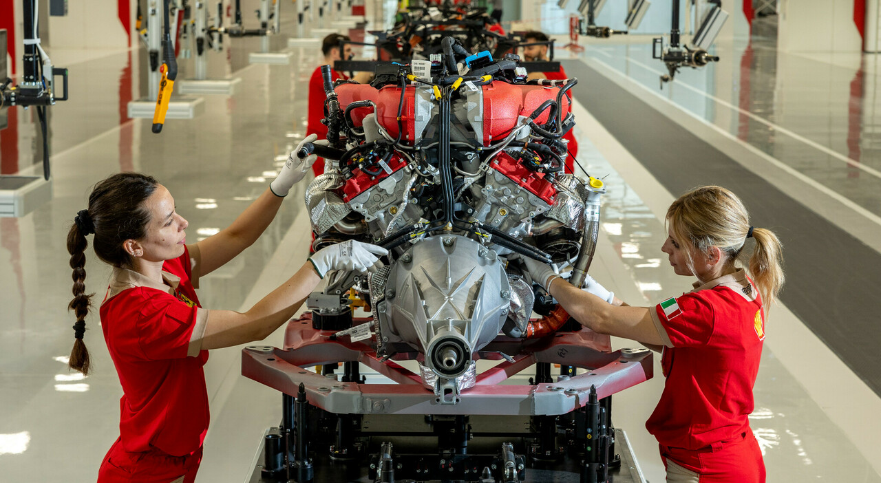 due operai del Cavallino al lavoro nell'e-building Ferrari