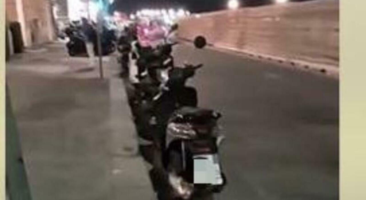 Napoli, lavori in corso al lungomare: motorini sul marciapiede e pedoni costretti allo slalom