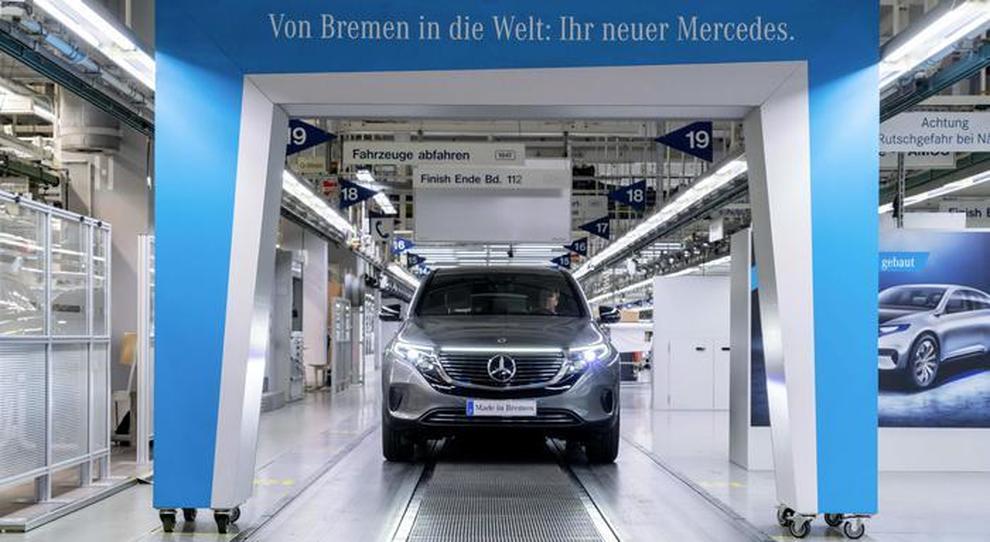La produzione della Mercedes EQC nella fabbrica di Brema