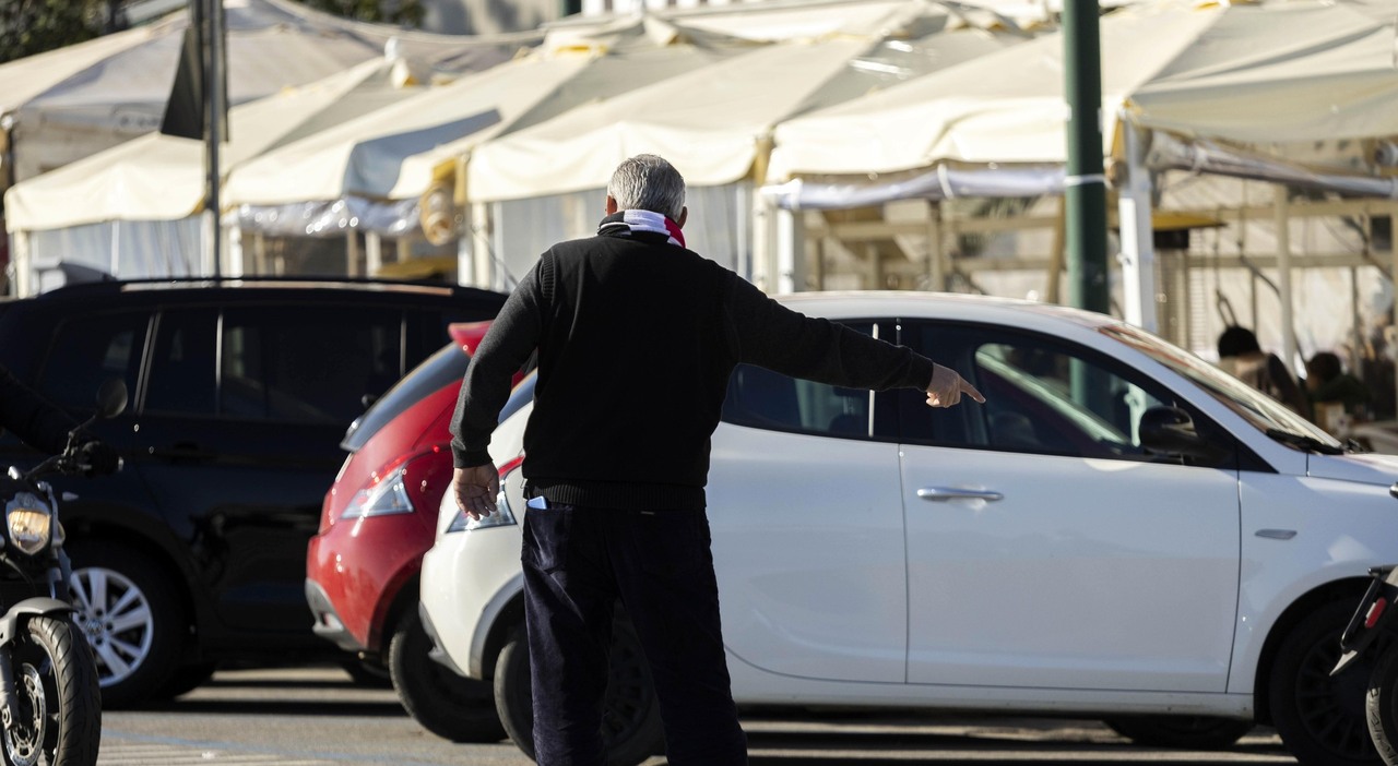 Parcheggiatori abusivi a Napoli, cresce il pizzo della sosta anche in trasferta