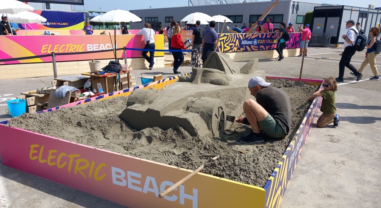 Una scultura di sabbia all'ingresso dell'autodromo Marco Simoncelli di Misano
