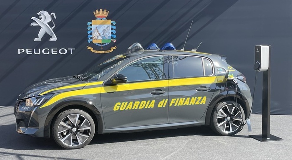 La Peugeot e-208 con la divisa della Guardia di Finanza