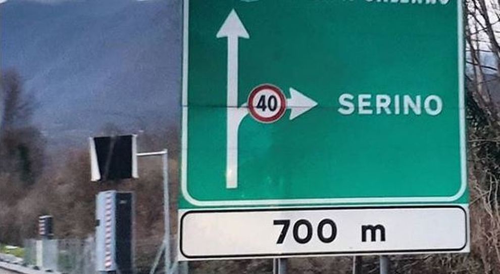 Autovelox nascosto dietro un cartello autostradale ad Avellino, la denuncia sui social dell'inviato di Striscia la Notizia