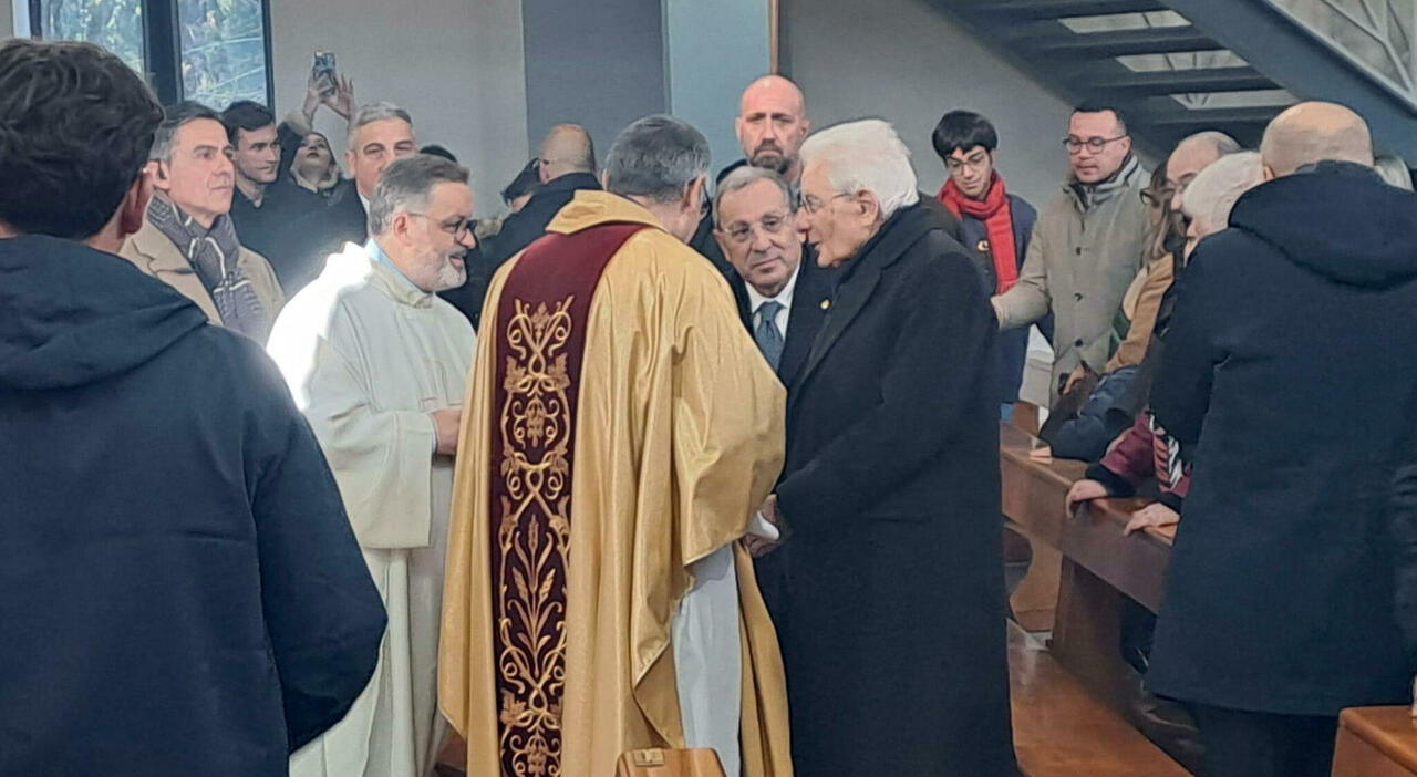 Sergio Mattarella a Caivano alla messa con don Patriciello: «Su bambini e ragazzi
la speranza del futuro»