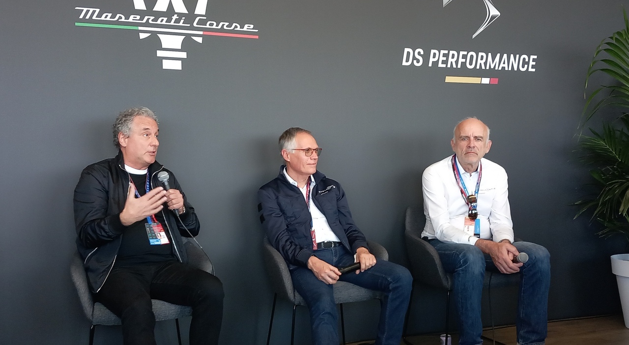 Da sinistra, Davide Grasso, Ad di Maserati, Carlos Tavares, Ceo di Stellantis, Jean Marc Finot, direttore motorsport Stelantis