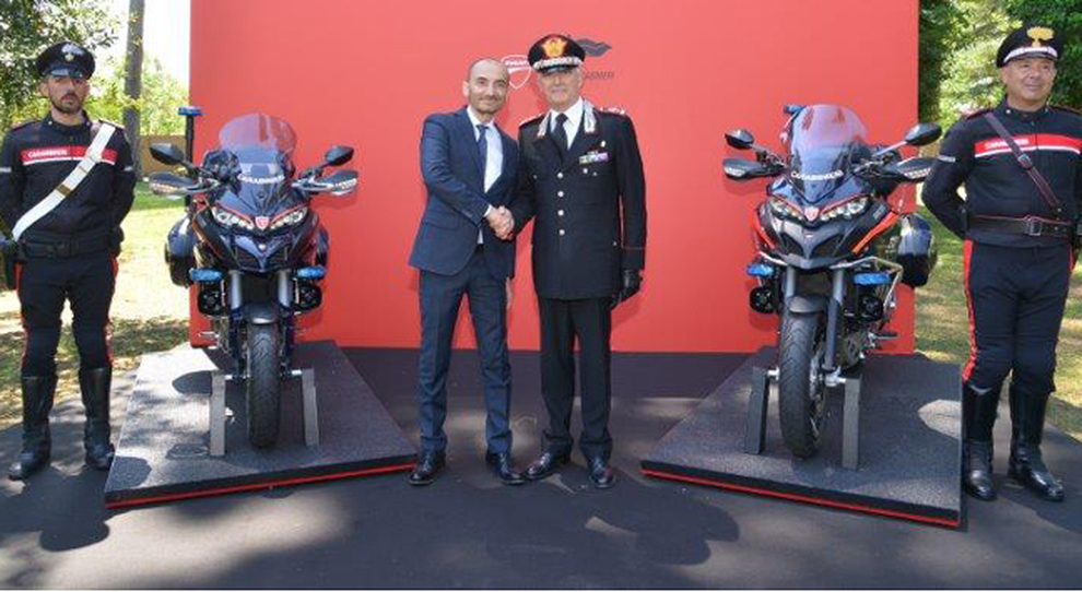 Il Comandante Generale dell'Arma dei Carabinieri Tullio Del Sette, e l Amministratore Delegato Ducati Motor Holding Claudio Domenicali