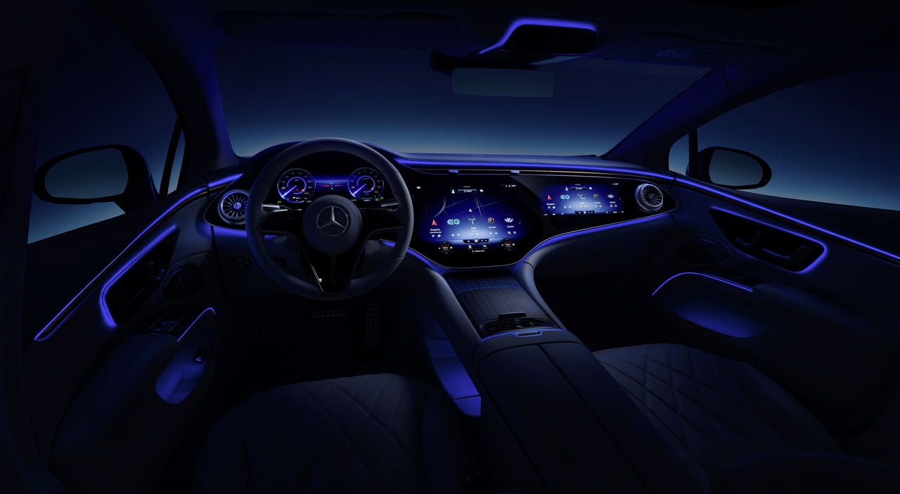Atmosfera piacevole nell'auto con l'illuminazione vano piedi a LED