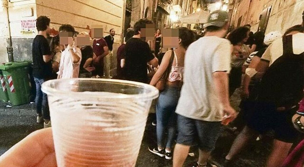 Caos alcol a Napoli, l?appello delle mamme dei minori: «Basta Spritz a un euro»