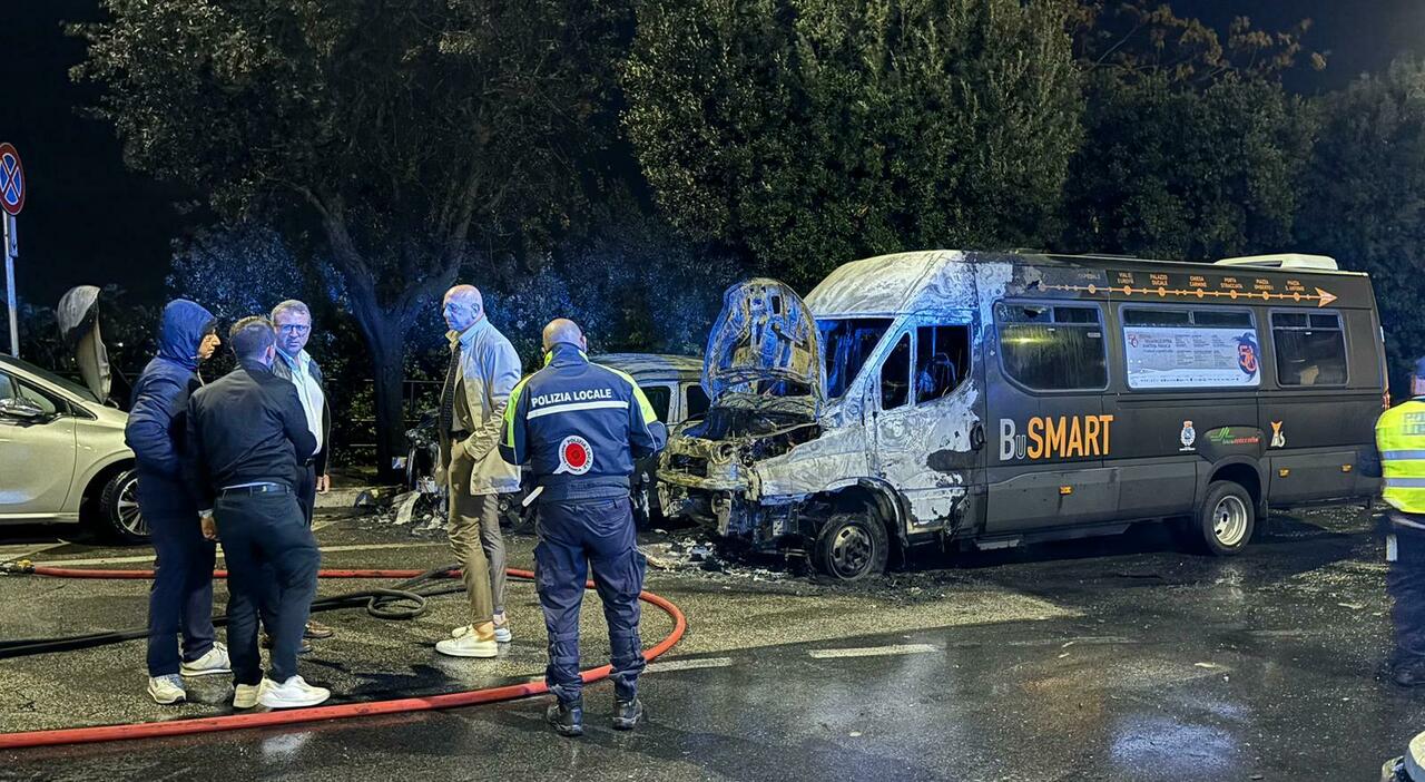 Incendio per strada, a fuoco il BuSmart